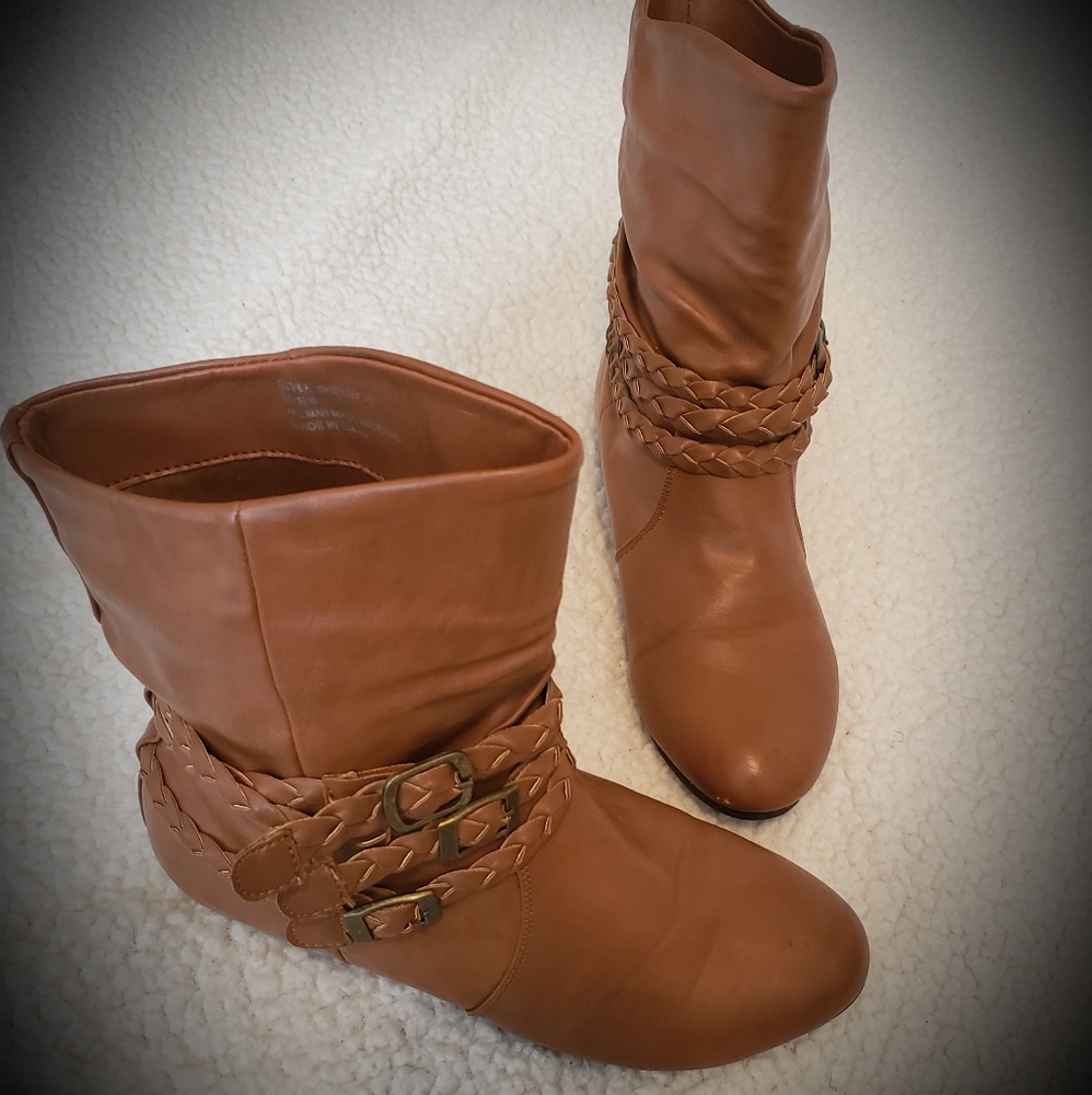 Flat ankle boots